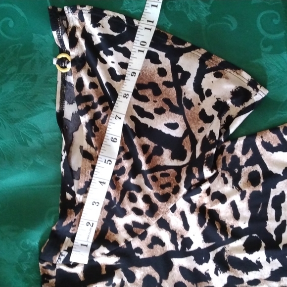 SUSAN GRAVER ANIMAL PRINT FLUTTER SLEEVE TOP WITH PEEK-A-BOO OPENING - Picture 7 of 8